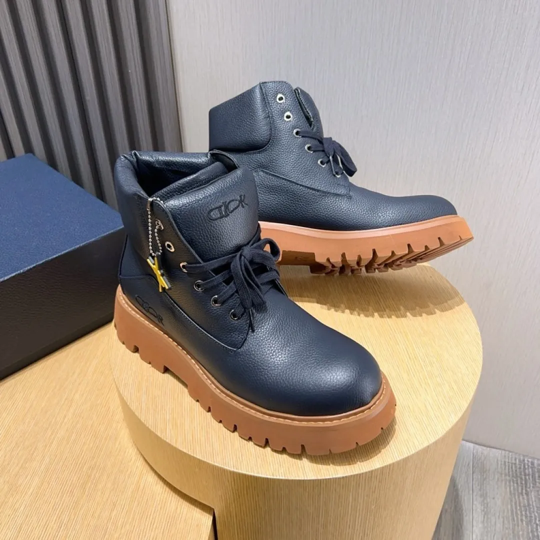 Factory P580💰[Dior] Dior ✨ is online simultaneously👏 This latest popular men's boots for autumn and winter are new products in the series and continue Di*r's classic style. The upper is made of original first-layer cowhide and matched with the original anti-slip and wear-resistant rubber outsole. The rear shoe collar and heel are equipped with brand iconic details to enhance the style. Fashionable and versatile. Create a casual look. Size: 38-44 (45 customized)